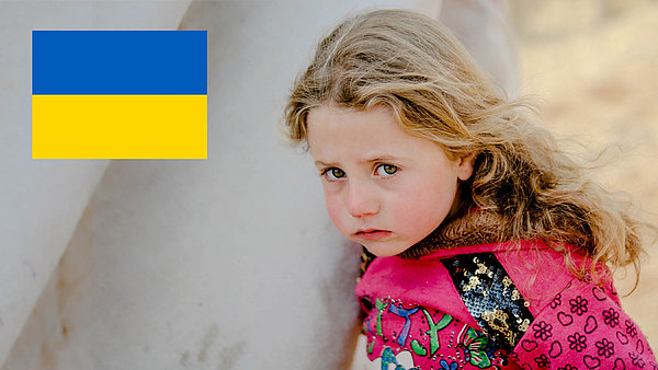 Unsichere Lage in der Ukraine: Besorgt unsicher ängstlich schauendes Kind