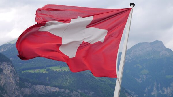 Schweizer Flagge steht für Rückerstattung von Sicherheitsleistungen aus der Schweiz