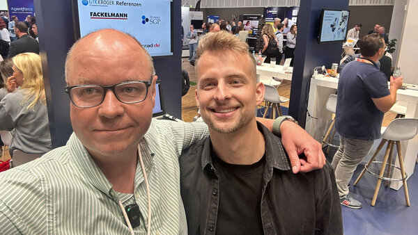 Selfie von Kai Kröger mit Johannes Kliesch am Stand von GTK Kröger Steuerberater auf dem E-Commerce-Event K5