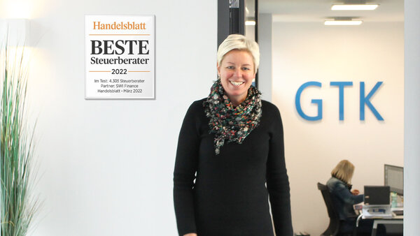 Tanja Kröger freut sich über die Auszeichnung Handelsblatt "Besten Steuerberater 2022"