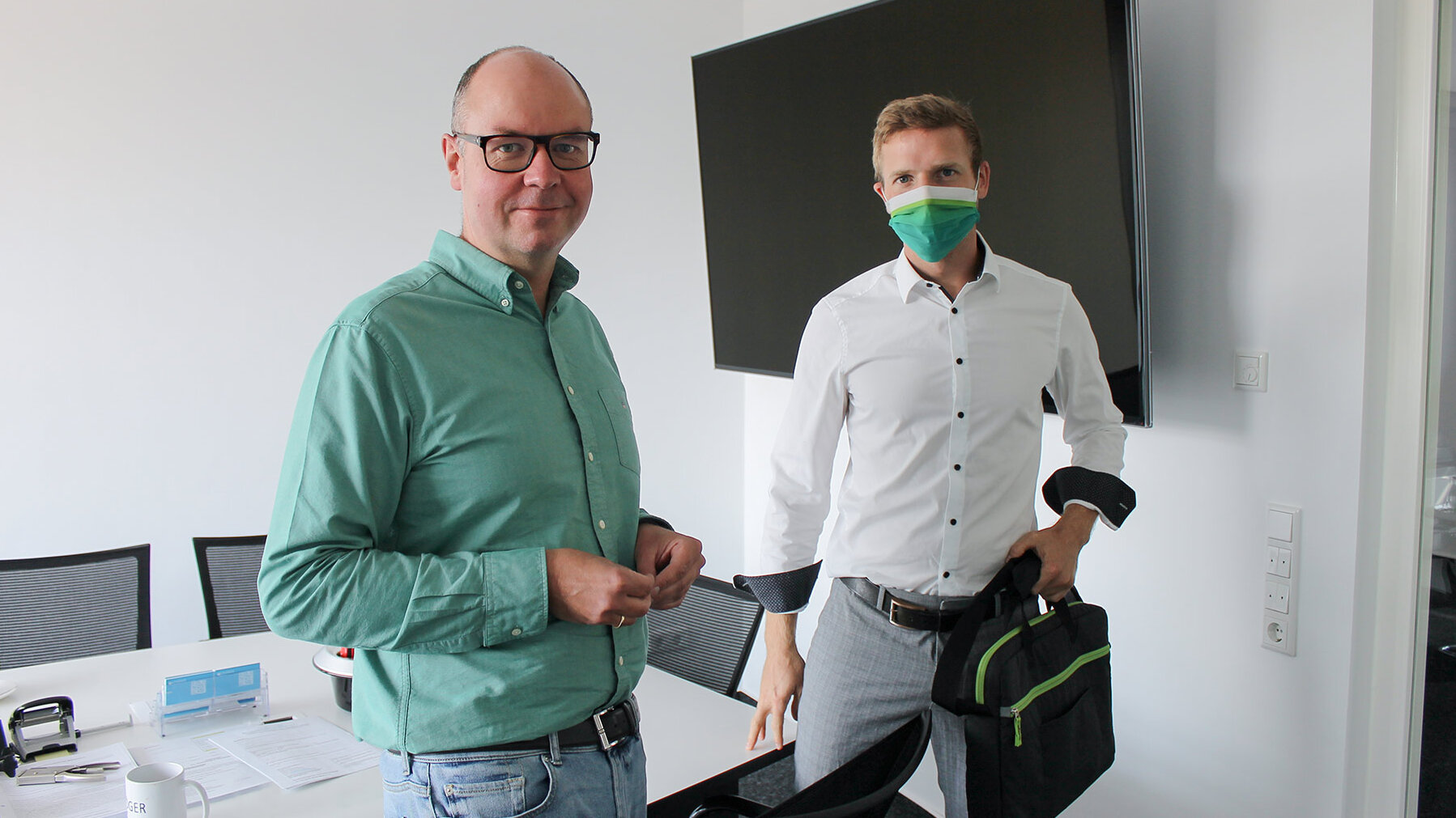 Kai Kröger von GTK Kröger Steuerberater begrüßt Besuch von der DATEV