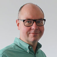 Kai Kröger von GTK Kröger Steuerberater begrüßt Besuch von der DATEV