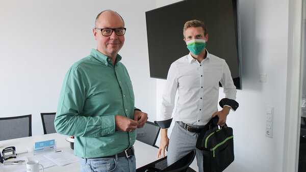 Kai Kröger von GTK Kröger Steuerberater begrüßt Besuch von der DATEV