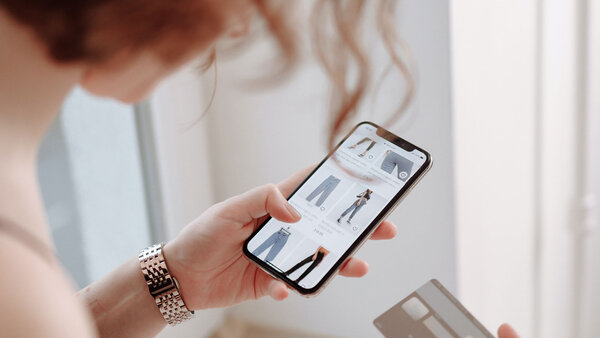 Junge Frau kauft online mit Kreditkarte ein