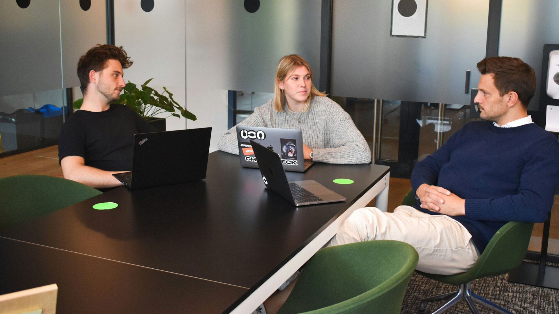E-Commerce Team Meeting zu Schlussbilanz bei Umwandlung für Registerverfahren 