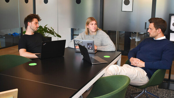 E-Commerce Team Meeting zu Schlussbilanz bei Umwandlung für Registerverfahren 