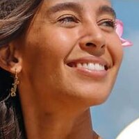 Purelei Keyvisual: Hawaianerin mit Haar- und Ohrschmuck