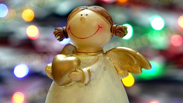 Weihnachtsengel mit bunten Lichtern als Sinnbild der Aktion SPENDEN STATT SCHENKEN