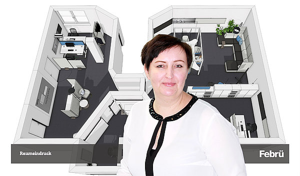 Mitarbeiterin von GTK Kröger Steuerberater freut sich auf die neuen Büros, die im Hintergrund als 3D Grundriss zu sehen sind.