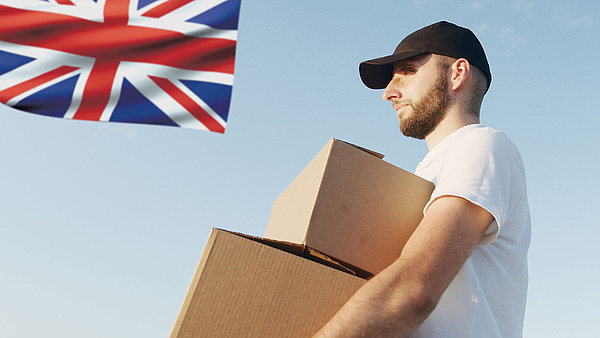 Paketbote mit Blick auf die britische Union Flag
