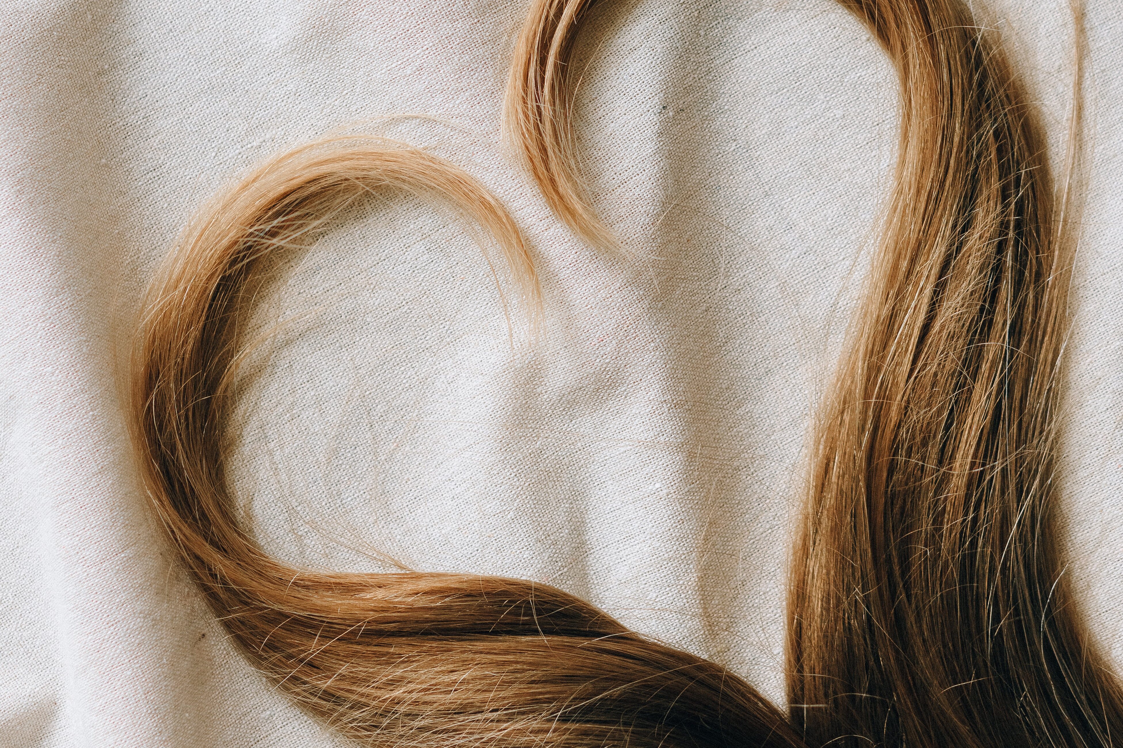 Neue Haare: Kinderperücke gespendet