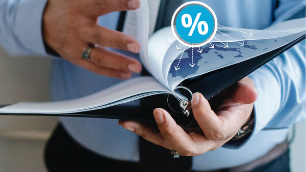 Steuerberater informiert sich über die gültigen EU-Steuersätze für grenzüberschreitende Fernverkäufe innerhalb der Europäischen Union