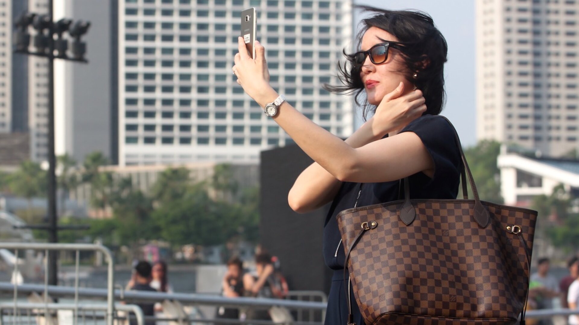 Influencerin präsentiert Produkte eines Unternehmens