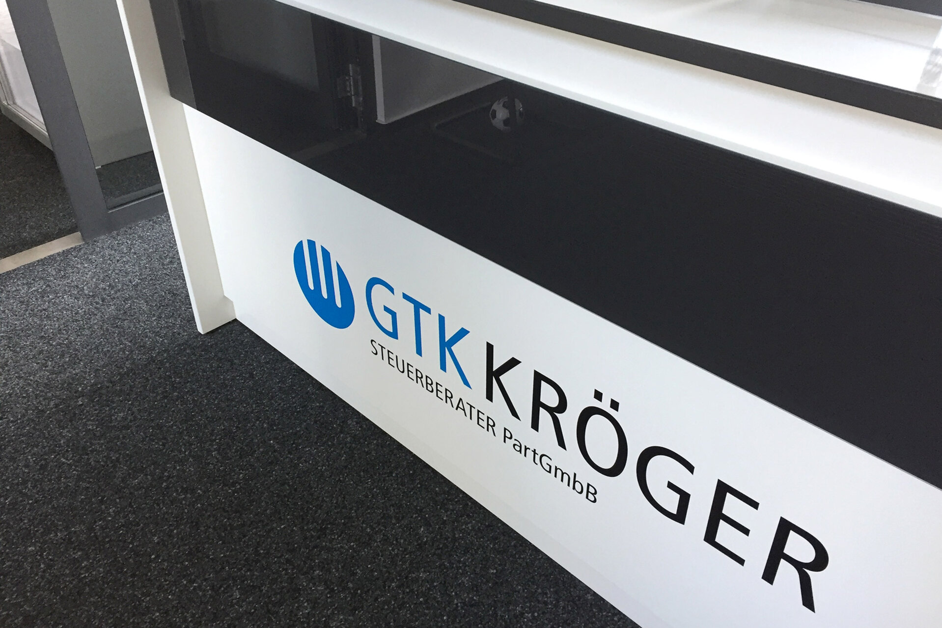 Logo im Eingangsbereich bei GTK Kröger Steuerberater E-Commerce