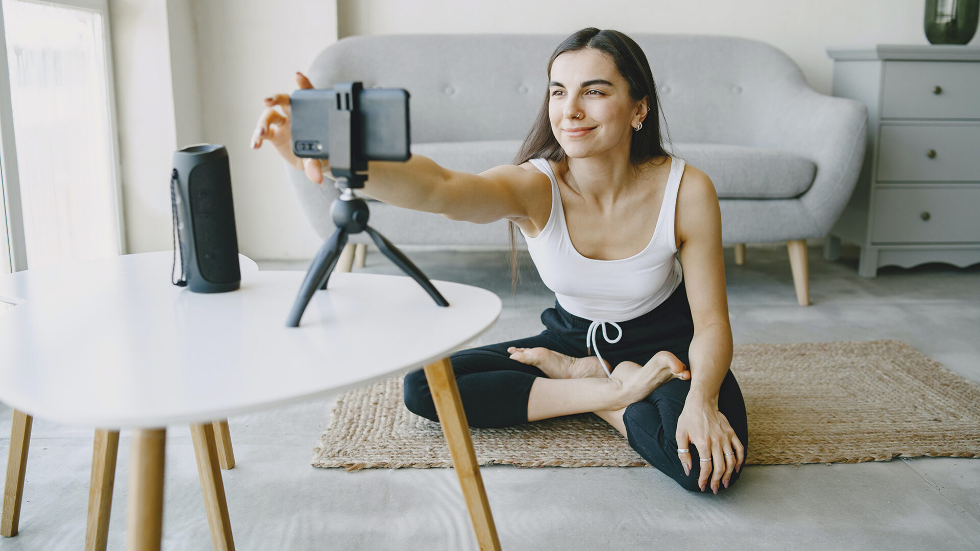 Influencerin beim Aufnehmen eines Videos mit ihrem Smartphone