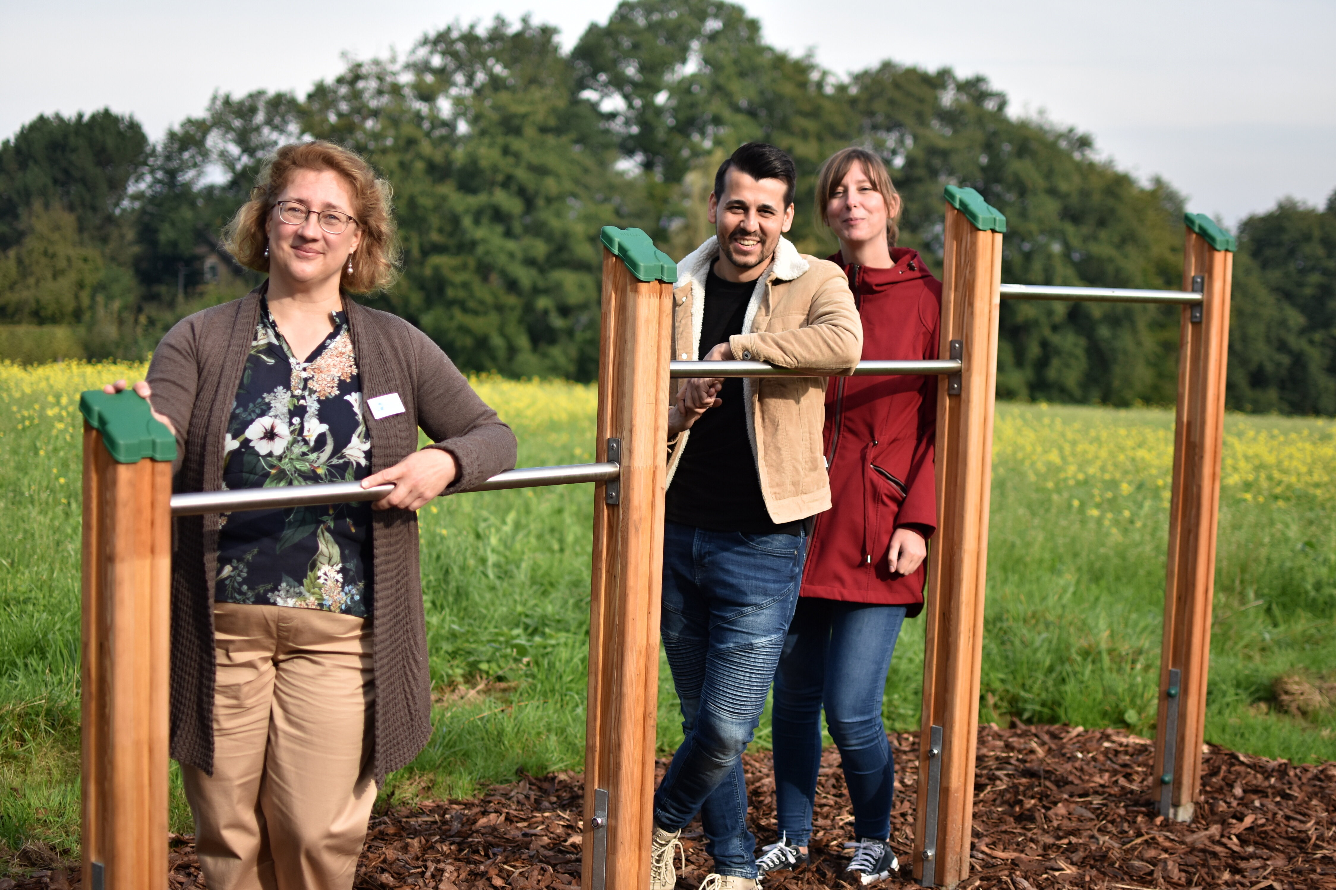 Spende Turnreck: Ute Arenas von GTK Scotti Kinderglück mit 2 Mitarbeitern Ev. Jugendhilfe Schweicheln