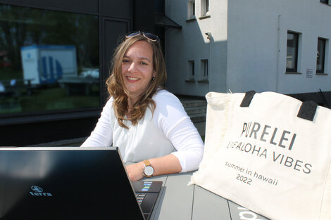 E Commerce Steureberaterin am mit großer Purelei-Tasche neben sich 