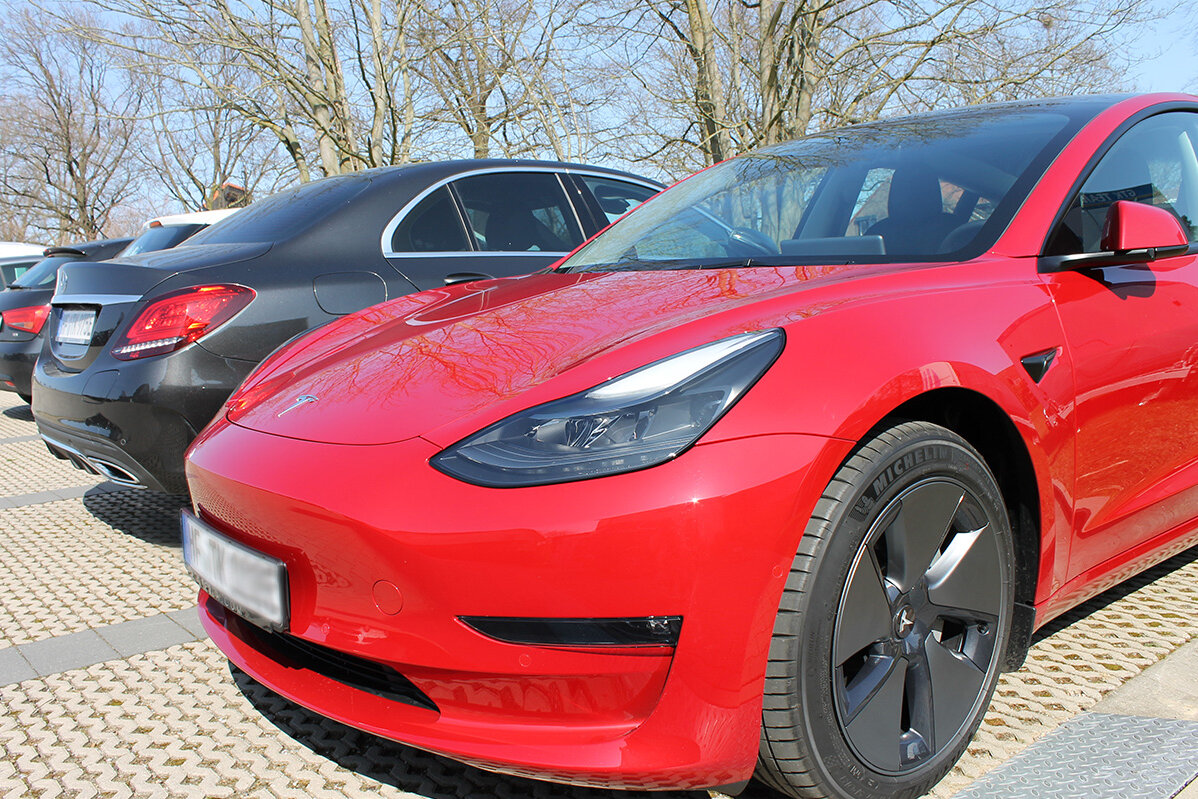 Firmenwagen Tesla bei GTK Kröger E-Commerce Steuerberatung