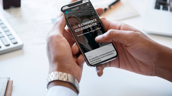 Smartphone mit mobiler Website von GTK Kröger Ecommerce Steuerberater