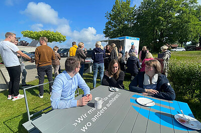Gemeinsames Grillen am Grillwagen mit dem ganzen Team von GTK Kröger E-Commerce Steuerberater